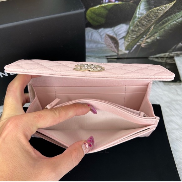 🔥RARE PRISTINE CHANEL•Caviar Quilted CRYSTAL CC Wallet. So Beautiful!!🔥💕 - Picture 6 of 12